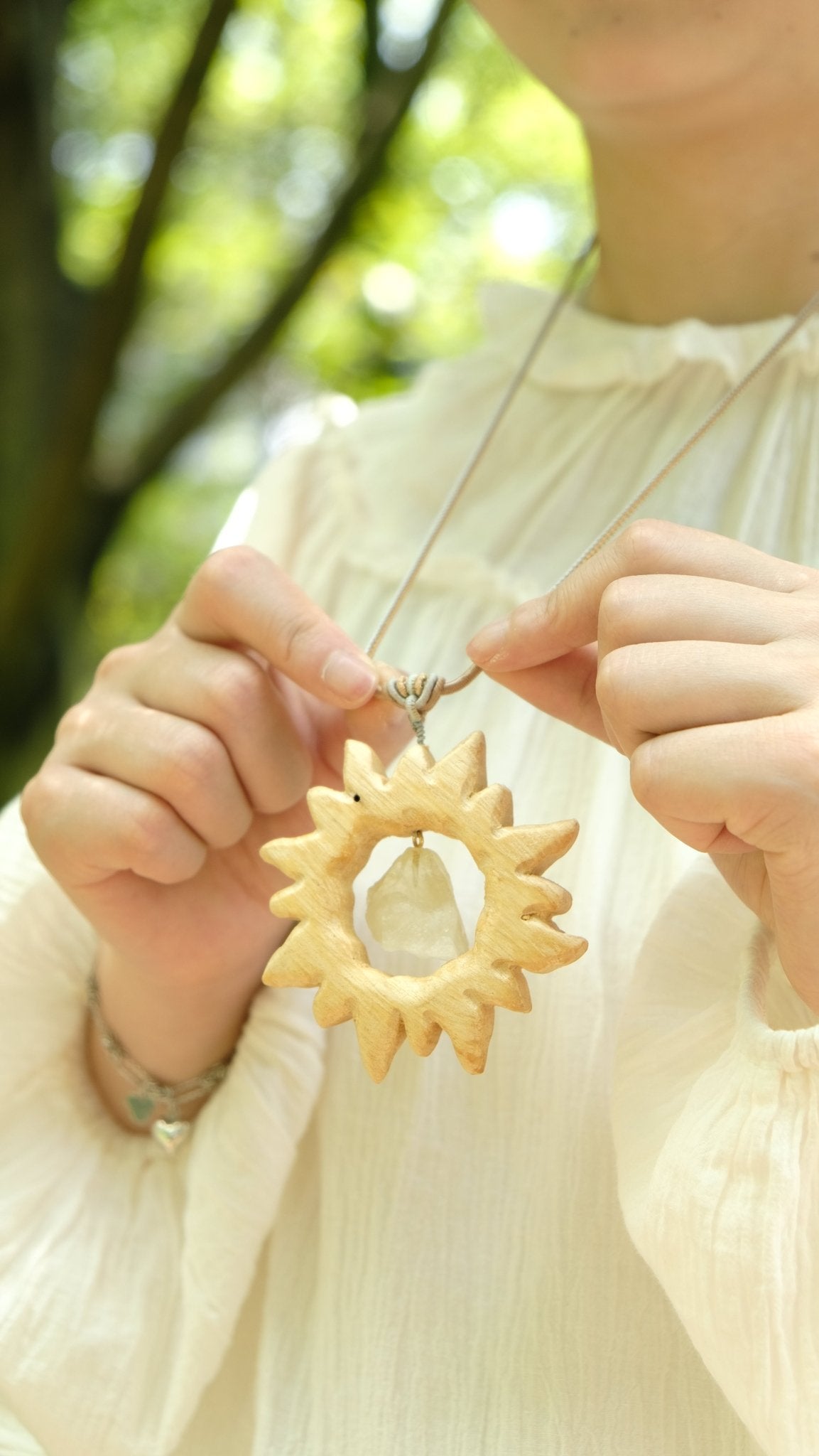 Le Cristal Solaire - Pendentif en Bois Sculpté à la Main avec Pierre Précieuse