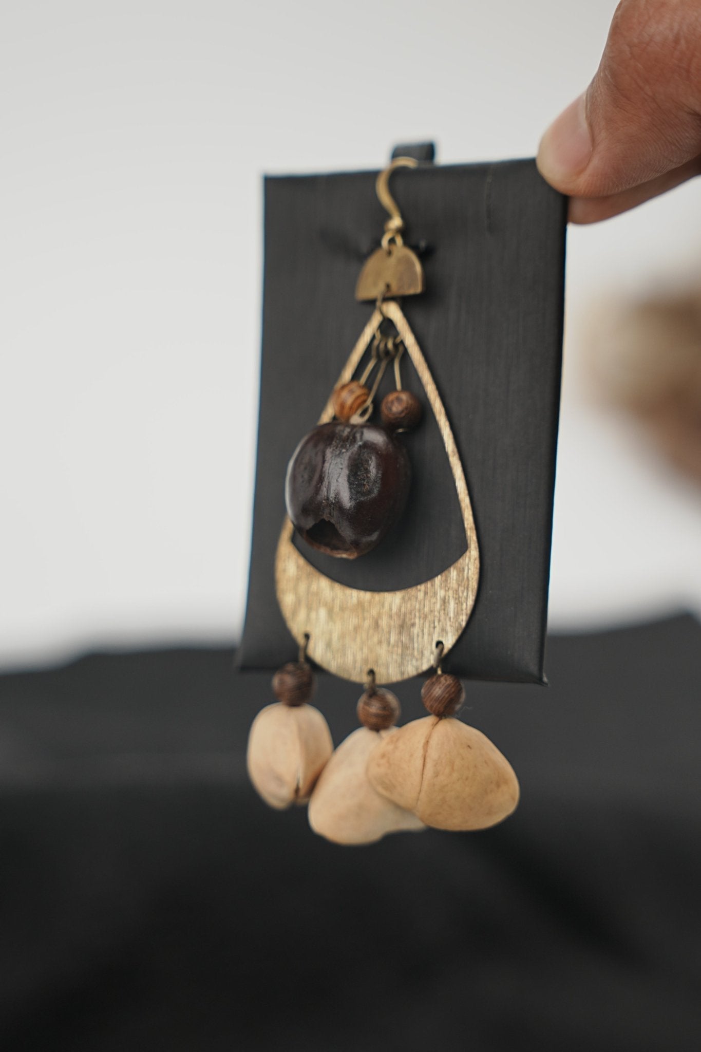 L'Écho Tribal - Boucles d'oreilles en bronze martelé asymétriques et graines naturelles