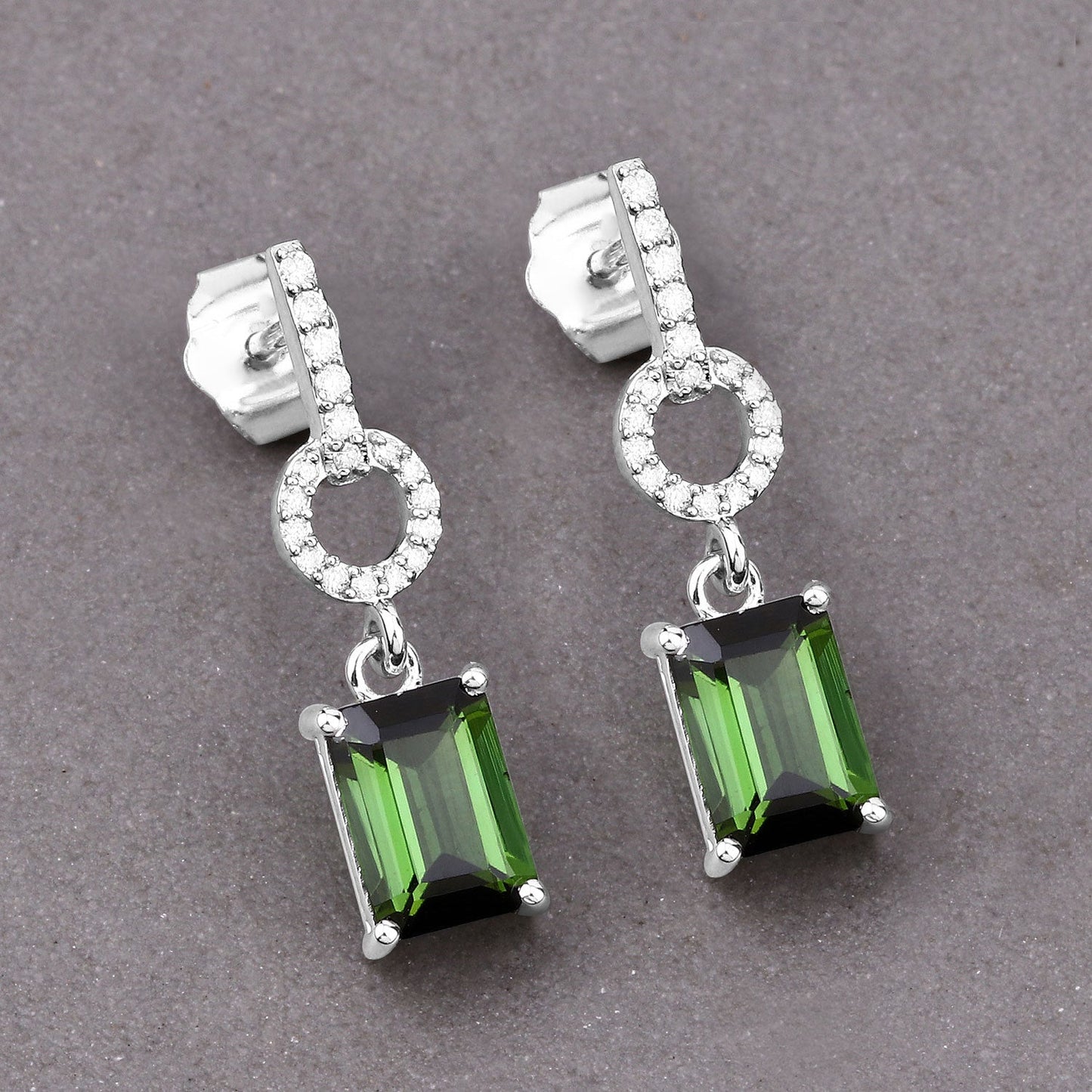 Pendientes de 2.28 quilates de turmalina verde y diamante en oro blanco de 14 quilates