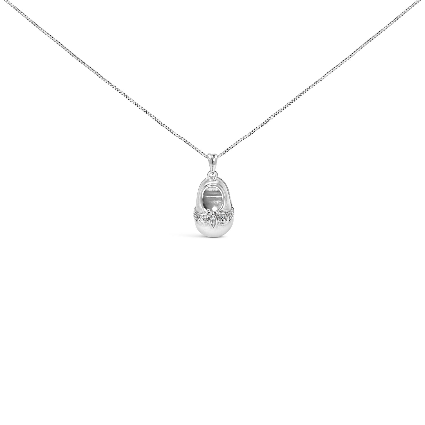 Collar con colgante de zapato de bebé con acento de diamante en oro blanco de 14 quilates