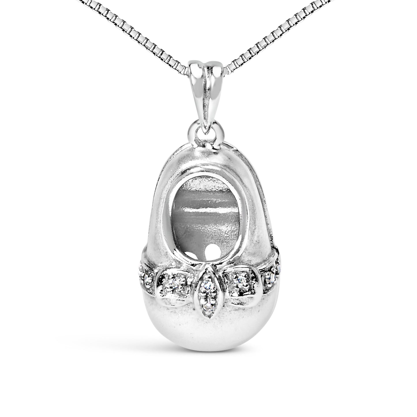 Collar con colgante de zapato de bebé con acento de diamante en oro blanco de 14 quilates