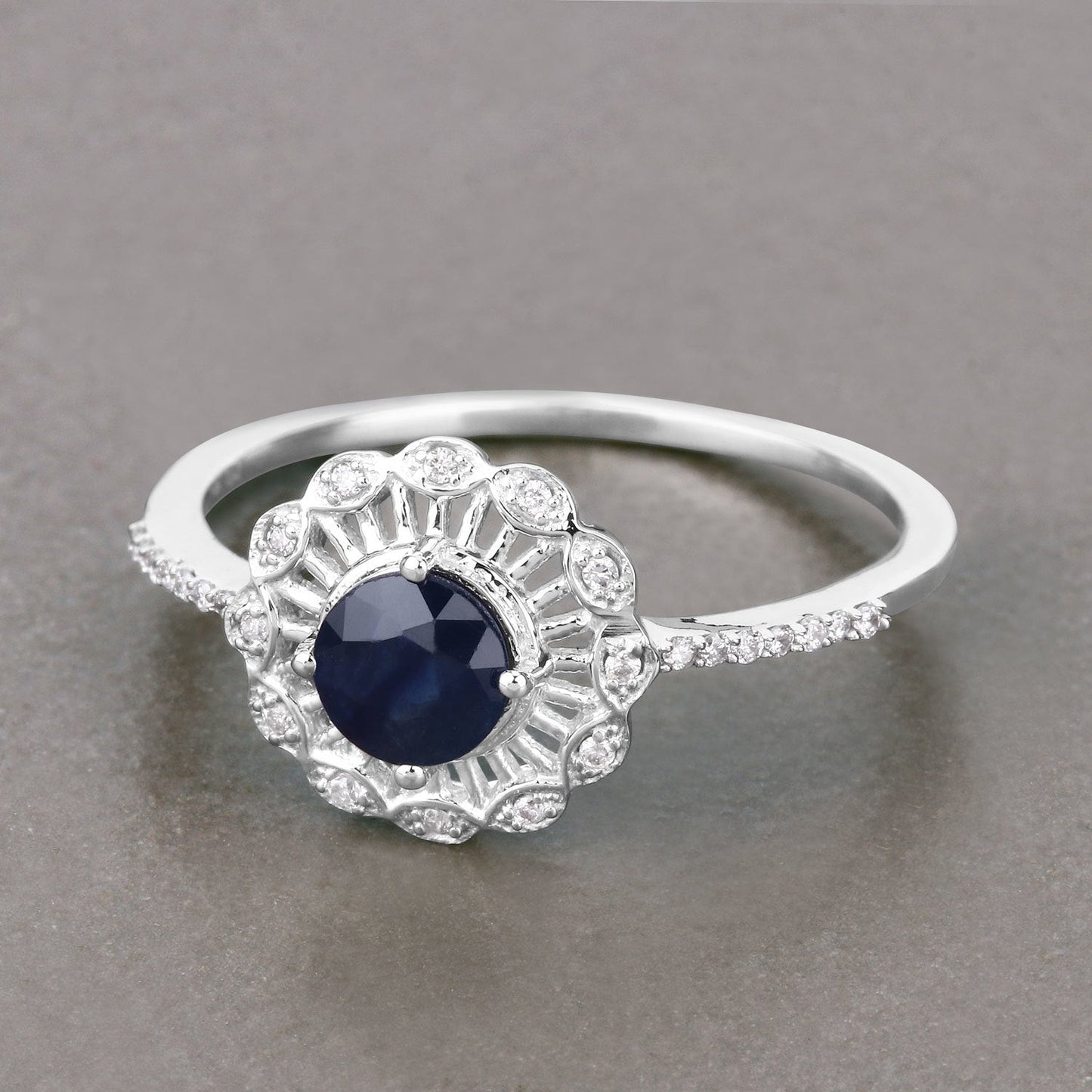 Anillo de Compromiso de Zafiro Azul y Diamante de 0.72 Quilates en Oro Blanco de 14K