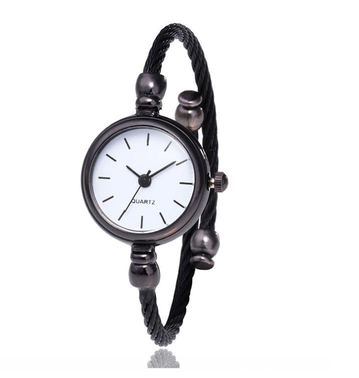 Montre à quartz élégante pour femmes avec design de bracelet ouvert