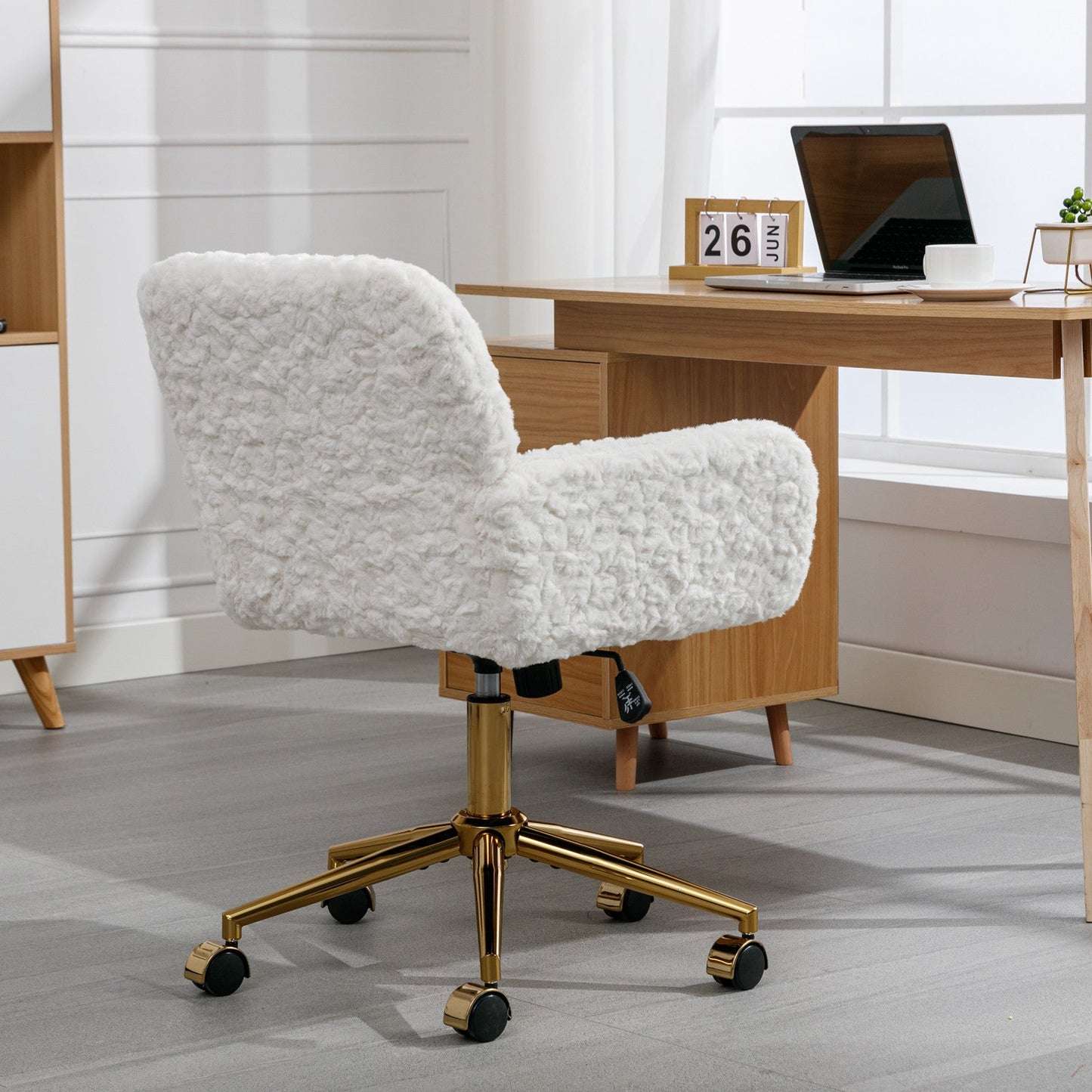 Chaise de bureau ajustable beige avec base en métal doré