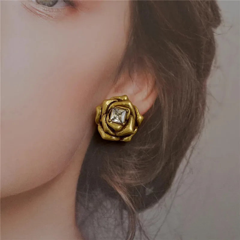 Boucles d'oreilles élégantes en laiton doré en forme de rose pour femmes