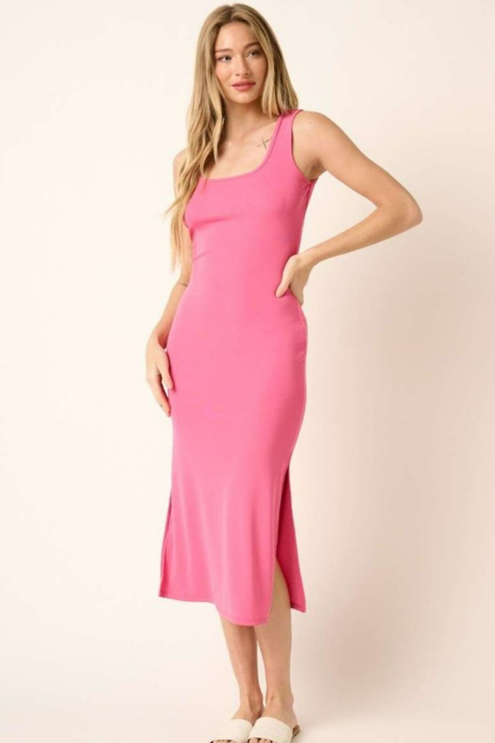 Robe midi à bretelles larges avec fente latérale