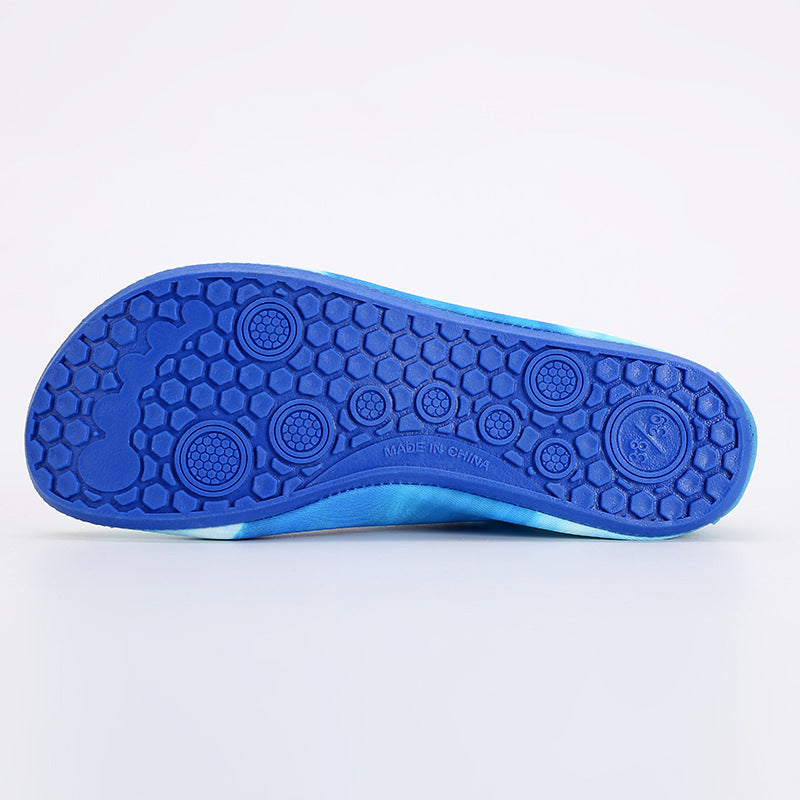 Zapatos de buceo de moda para mujer en la playa