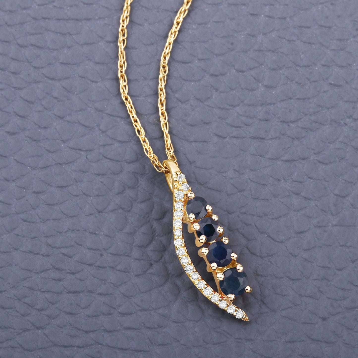 Pendentif en or jaune 14K avec saphir bleu et diamant de 0,40 carat