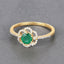 Anillo de Compromiso de Esmeralda Zambiana de 0.55 Quilates y Diamante Blanco en Oro de 14K