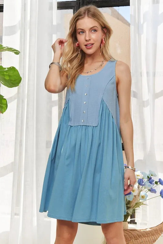 Vestido de Babydoll Sin Mangas con Botones Decorativos para Mujeres