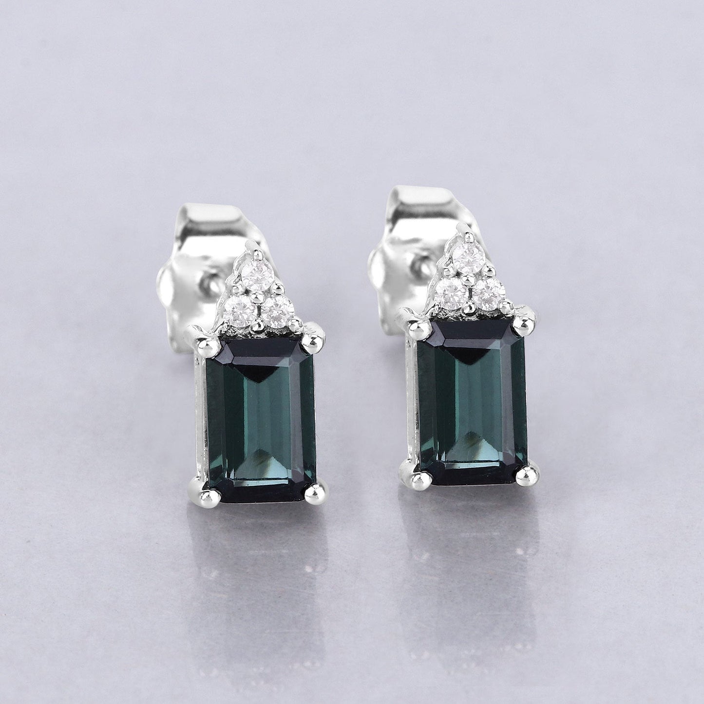 Pendientes de 1.25 quilates de turmalina verde y diamante en oro blanco de 14 quilates