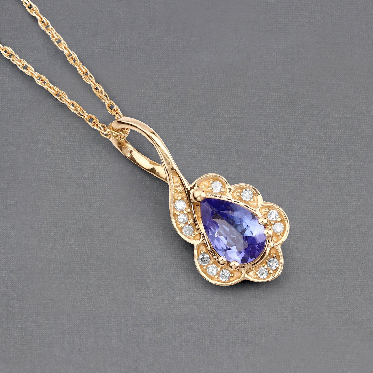 Colgante de Oro Amarillo de 14K con Tanzanita y Diamantes de 0.40 Quilates