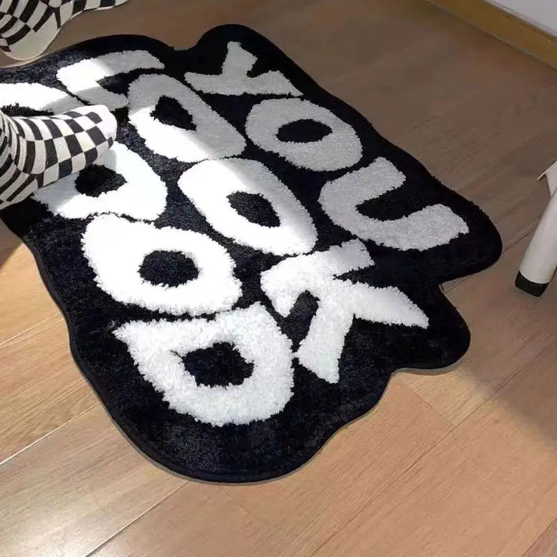 Alfombra de Felpa con Letras para el Costado de la Cama