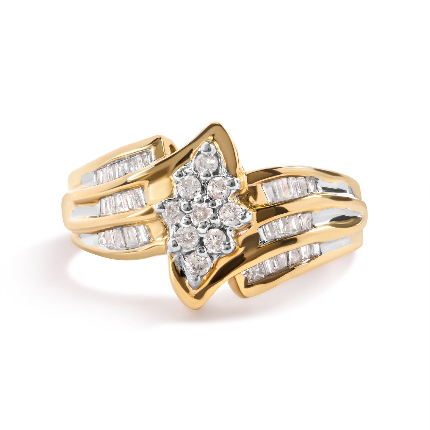 Anillo de Compromiso de Diamantes en Clúster de Oro Amarillo de 10K - Talla 7