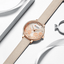 Montre élégante pour femmes étanche avec design de fleurs en découpage