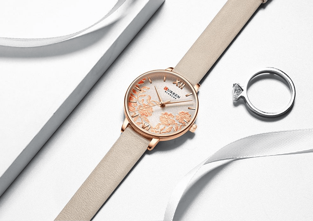 Montre élégante pour femmes étanche avec design de fleurs en découpage