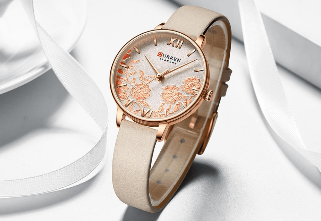 Montre élégante pour femmes étanche avec design de fleurs en découpage