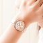 Montre élégante pour femmes étanche avec design de fleurs en découpage