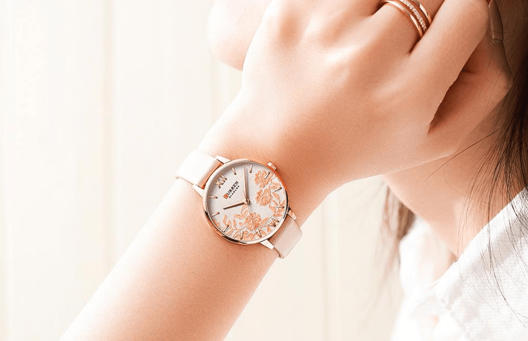 Montre élégante pour femmes étanche avec design de fleurs en découpage