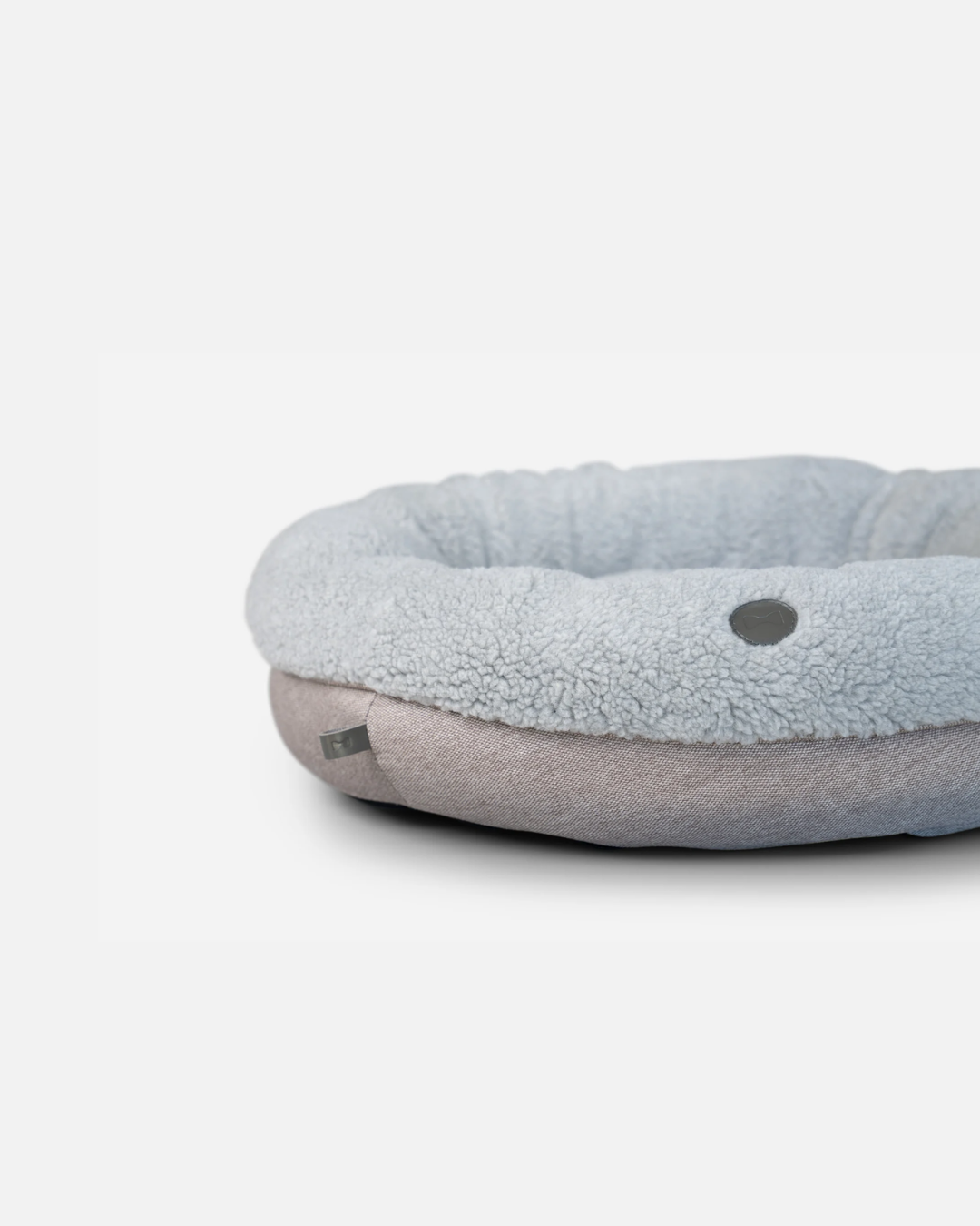 Cama para perros en forma de dona gris de felpa para una comodidad máxima