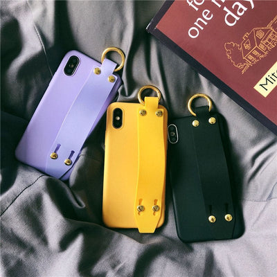 Coque en silicone mat violet premium avec sangle de maintien pour iPhone