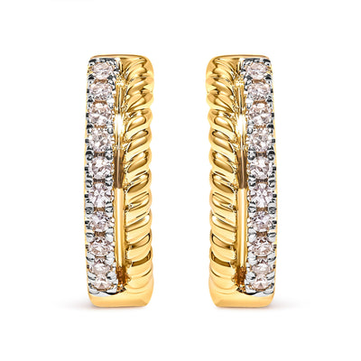 Pendientes de aro huggy de diamante con torsión de cuerda de oro amarillo de 10 quilates
