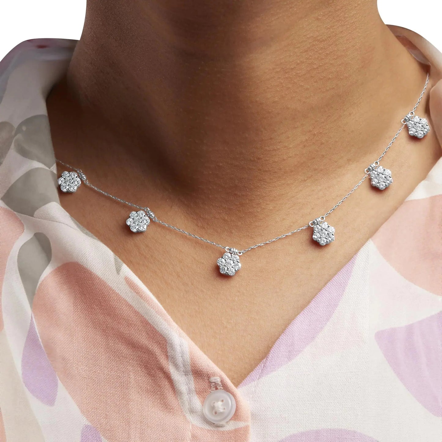 Collar de diamantes en racimo de oro blanco de 10K con 3.0 cttw - 18"