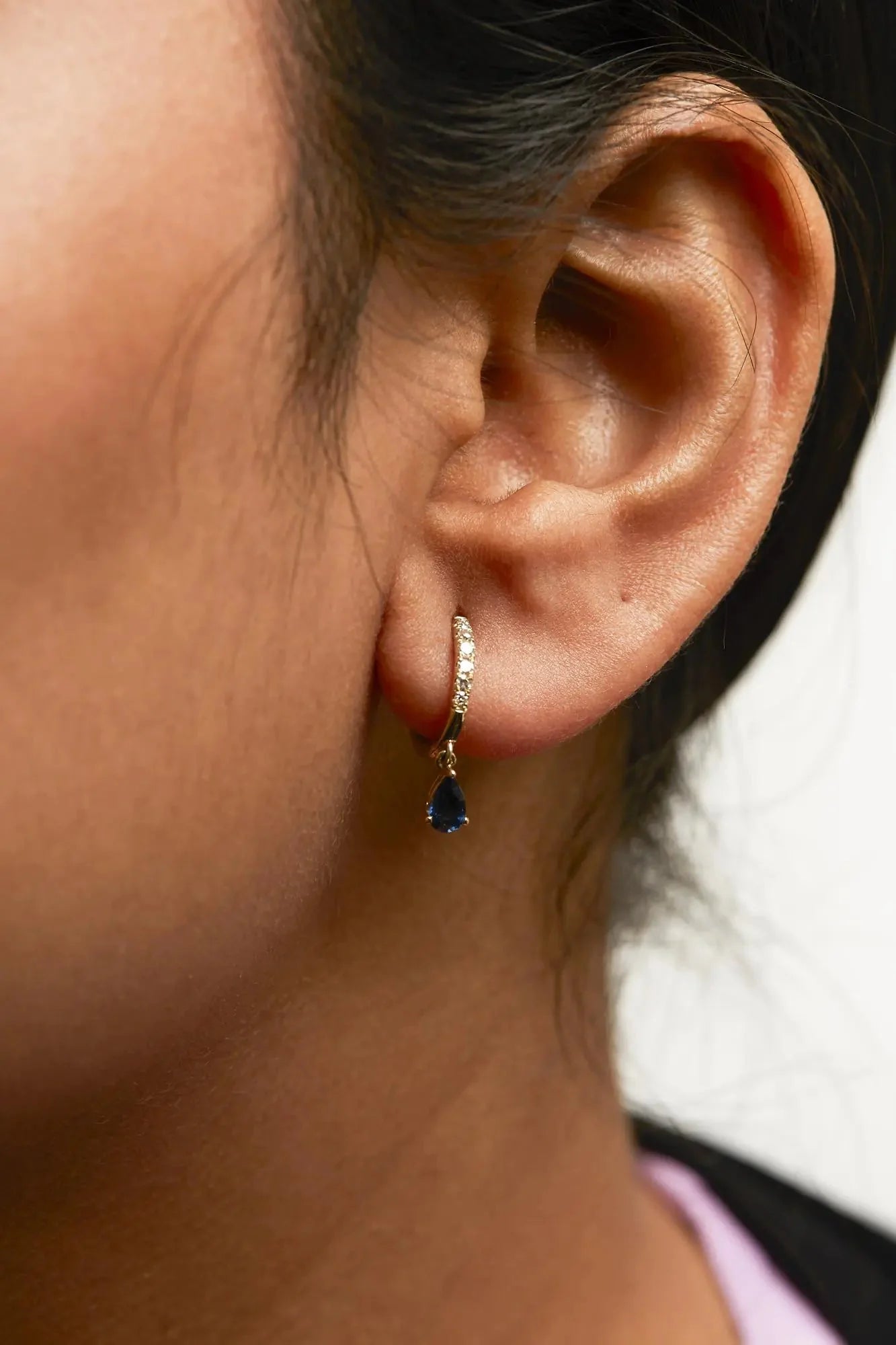 Boucles d'oreilles créoles en or jaune 10K avec saphir bleu en forme de poire et diamants