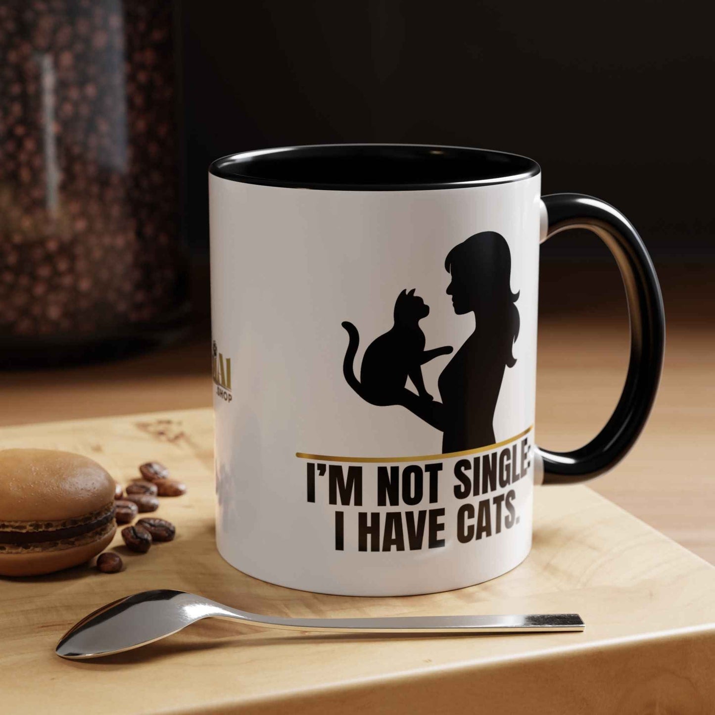 Je ne suis pas célibataire : J'ai des chats. Tasse en silhouette de femme amoureuse des chats