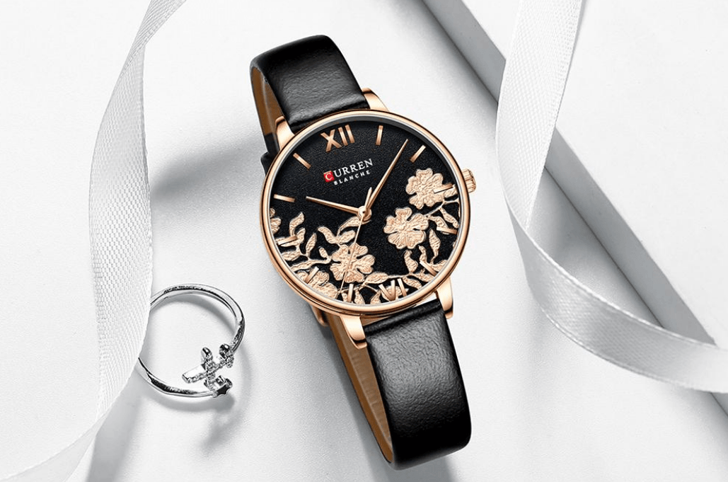 Montre élégante pour femmes étanche avec design de fleurs en découpage
