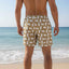 Shorts de bain Laid-Back Cat Chaos – Imprimé ton sable
