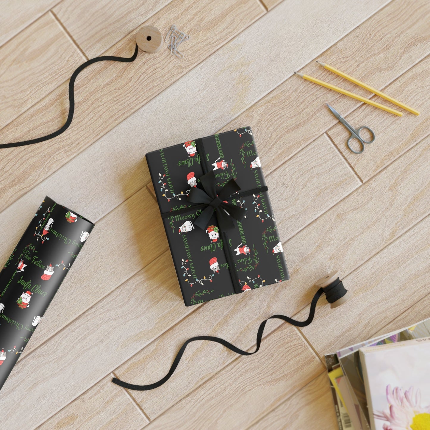 Rouleau de papier cadeau de Noël avec des jeux de mots sur les chats pour les célébrations des fêtes