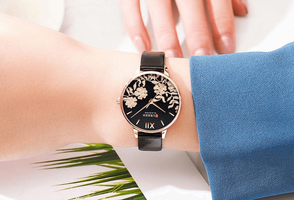 Montre élégante pour femmes étanche avec design de fleurs en découpage
