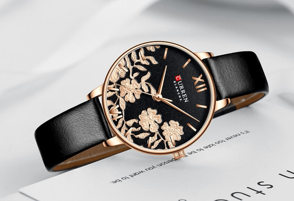Montre élégante pour femmes étanche avec design de fleurs en découpage