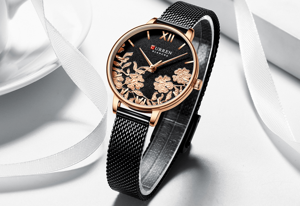 Montre élégante pour femmes étanche avec design de fleurs en découpage