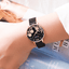 Montre élégante pour femmes étanche avec design de fleurs en découpage