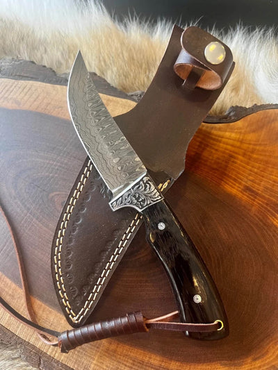 Artisan Crafted Damascus Steel Hunting Knife with Sheep Horn Grip and Engraved Guard - Korvel