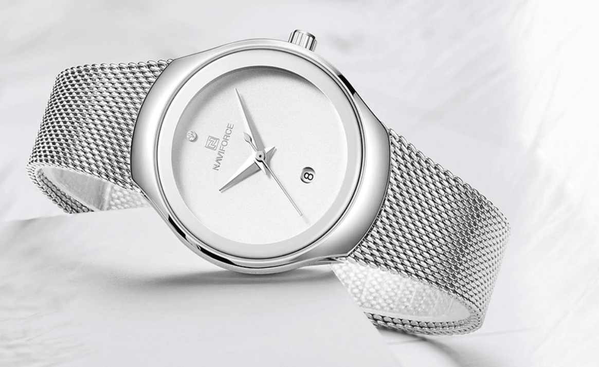 Montre en acier inoxydable élégante pour femme avec bracelet tressé