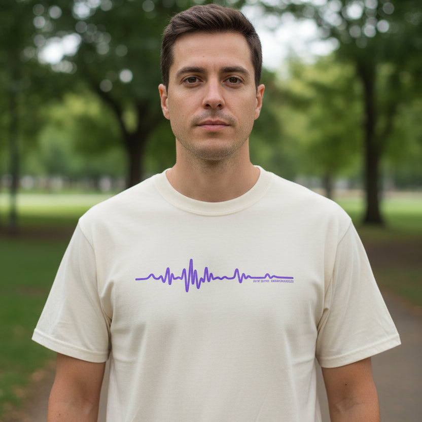 Camiseta Unisex Minimalista de Concienciación sobre la Epilepsia con Onda EEG - Diseño Púrpura