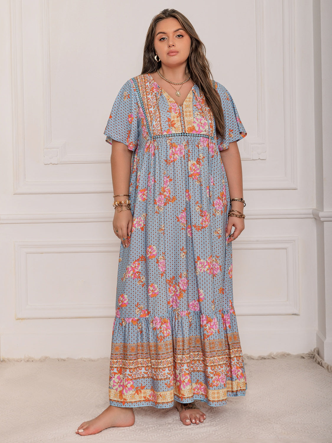 Elegante vestido maxi de talla grande con mangas de volantes en rosa púrpura