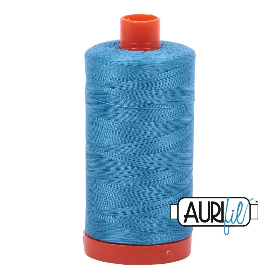 Carrete Grande de Algodón Aurifil 50wt en Teal Brillante