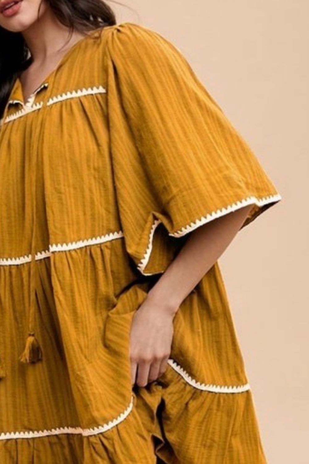 Vestido de media manga con cuello atado y dobladillo de contraste con borlas