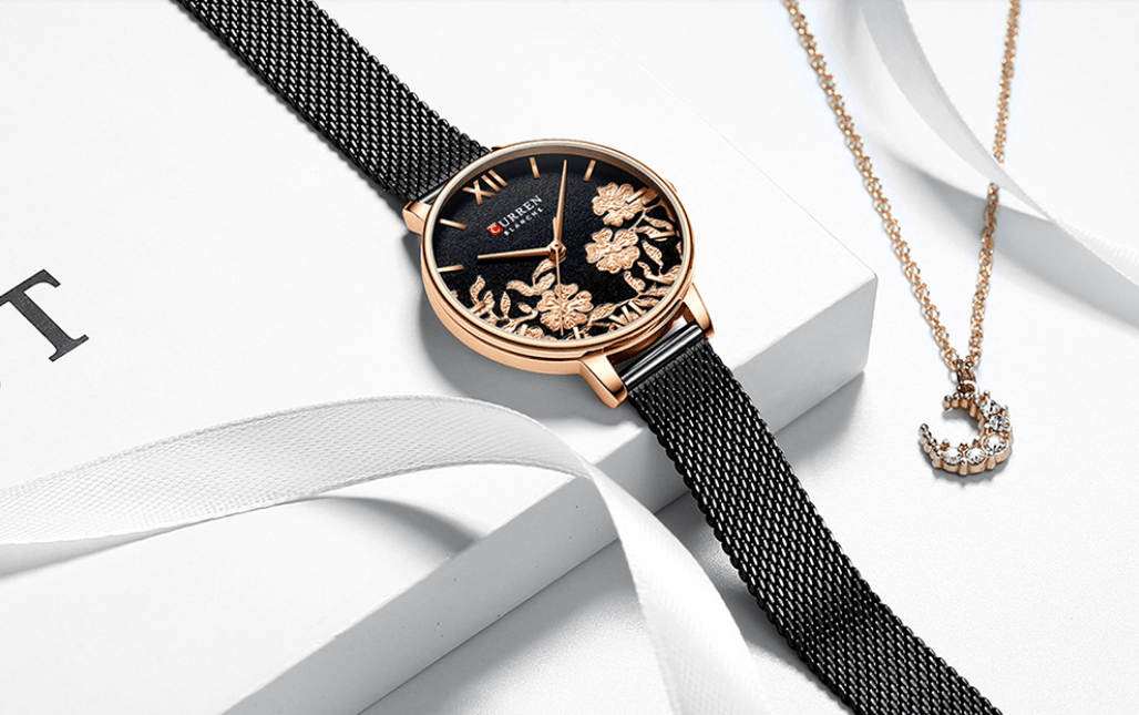 Montre élégante pour femmes étanche avec design de fleurs en découpage