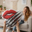 Almohada en forma de beso y garra – Edición Romance Oscuro