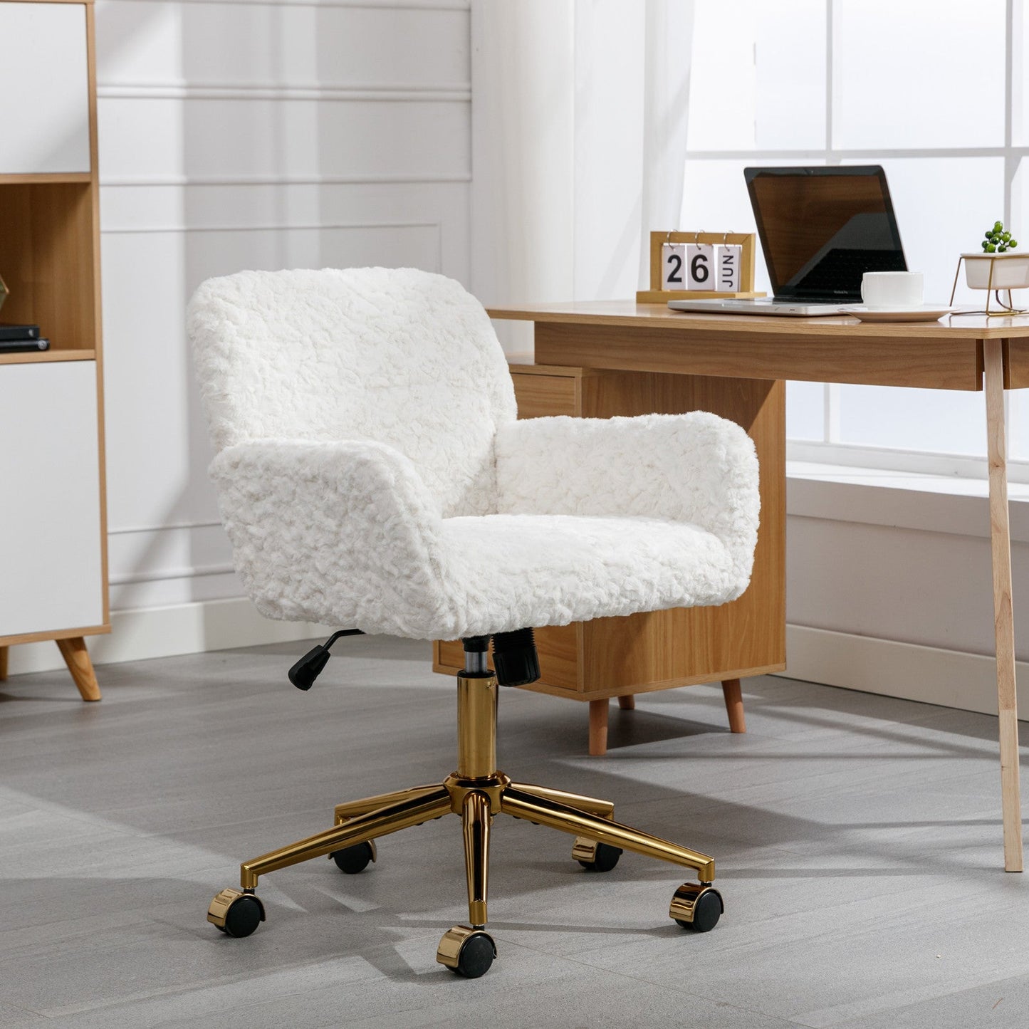 Chaise de bureau ajustable beige avec base en métal doré