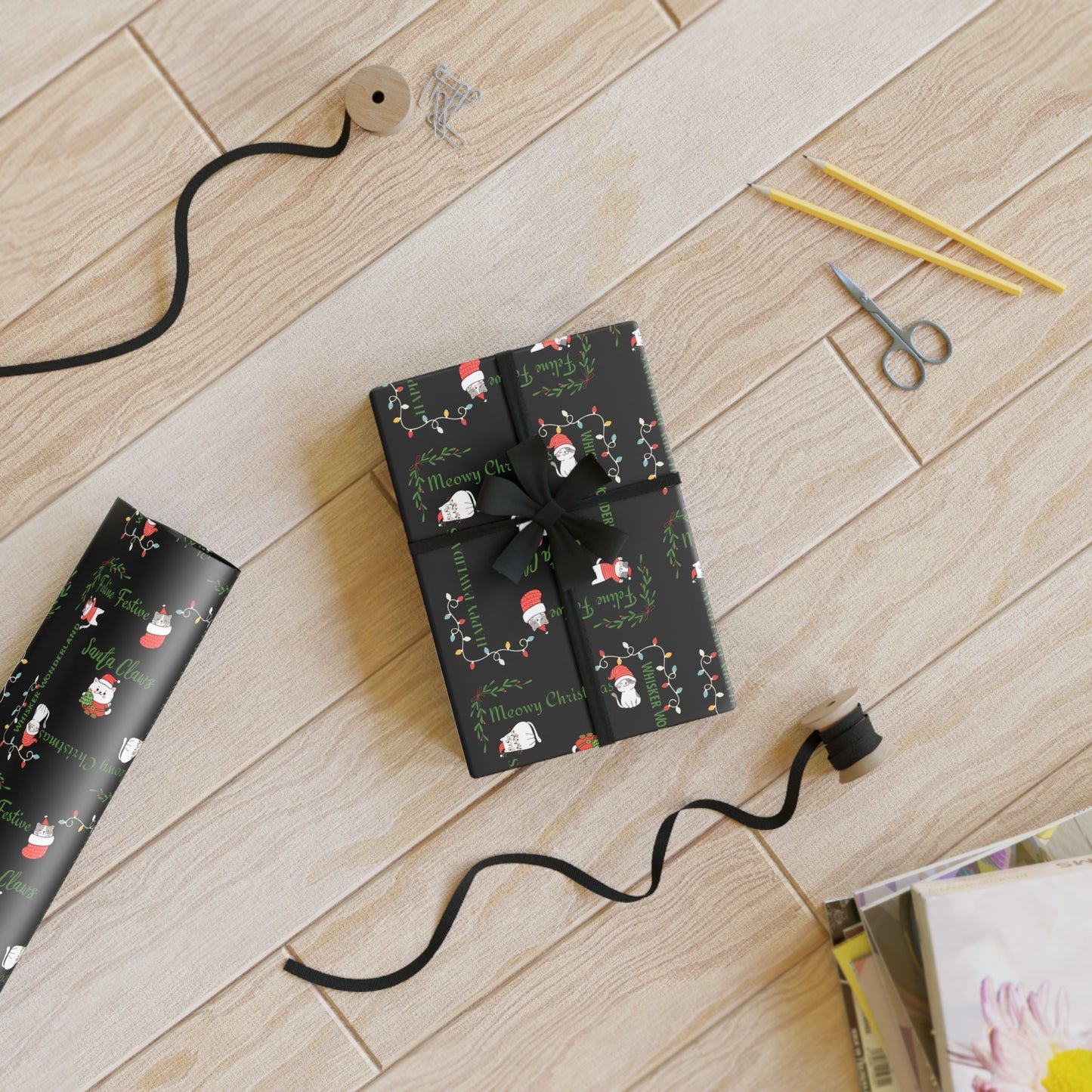 Rouleau de papier cadeau de Noël avec des jeux de mots sur les chats pour les célébrations des fêtes