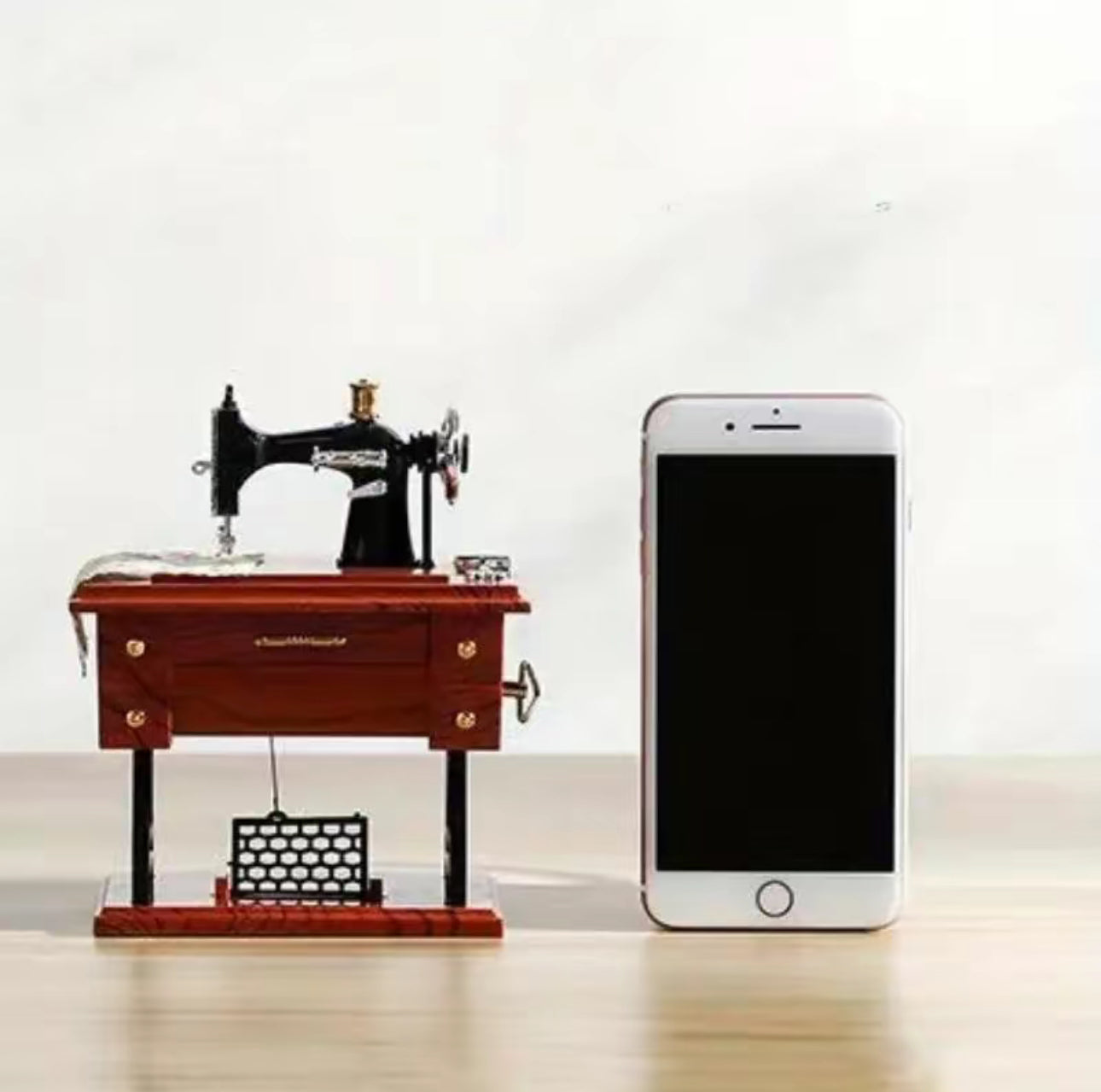 Caja de Música StitchTune - Diseño de Máquina de Coser Vintage