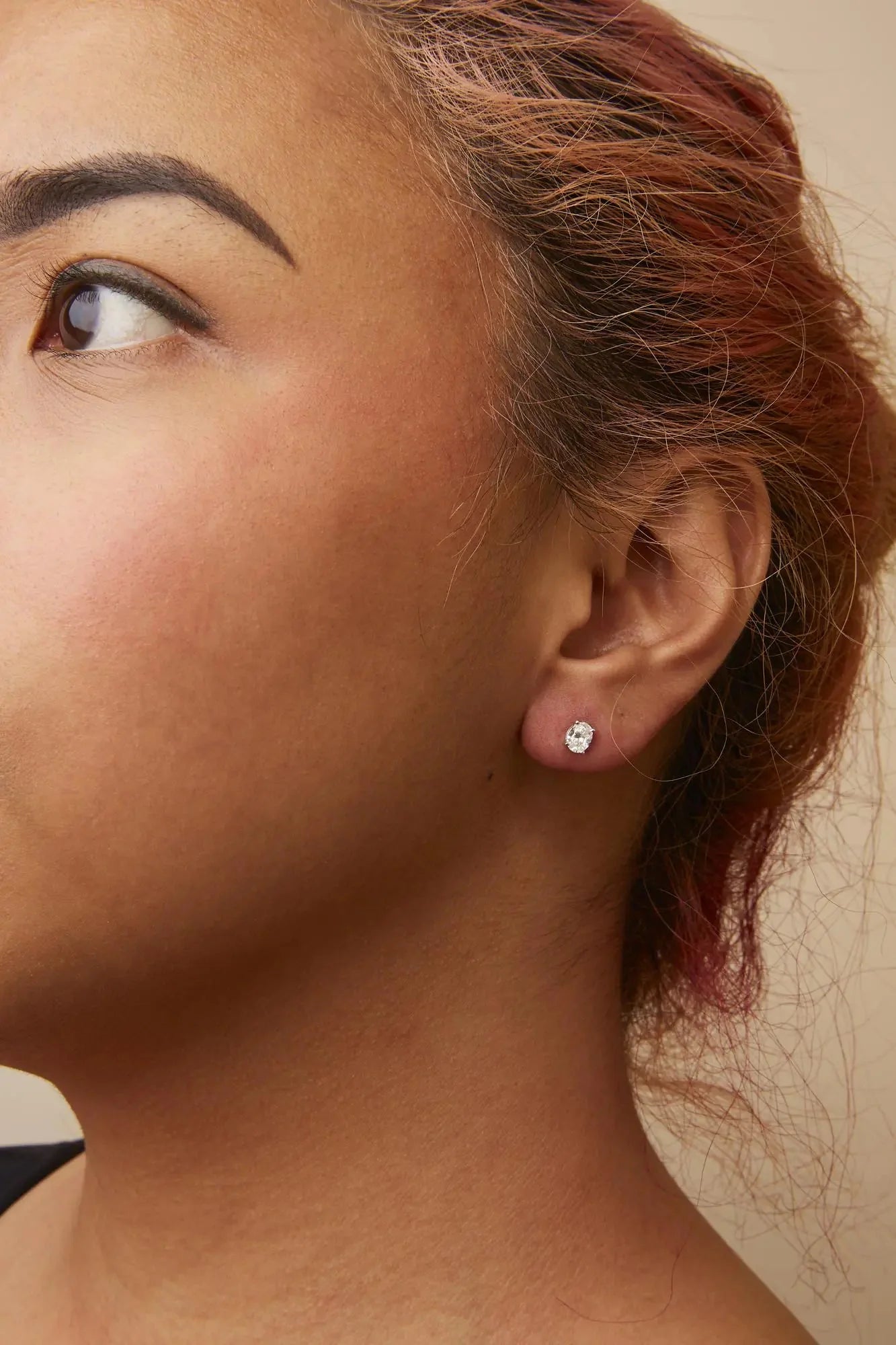 Pendientes de Stud Solitario de Diamante Ovalado Creado en Laboratorio de Oro Blanco de 14K