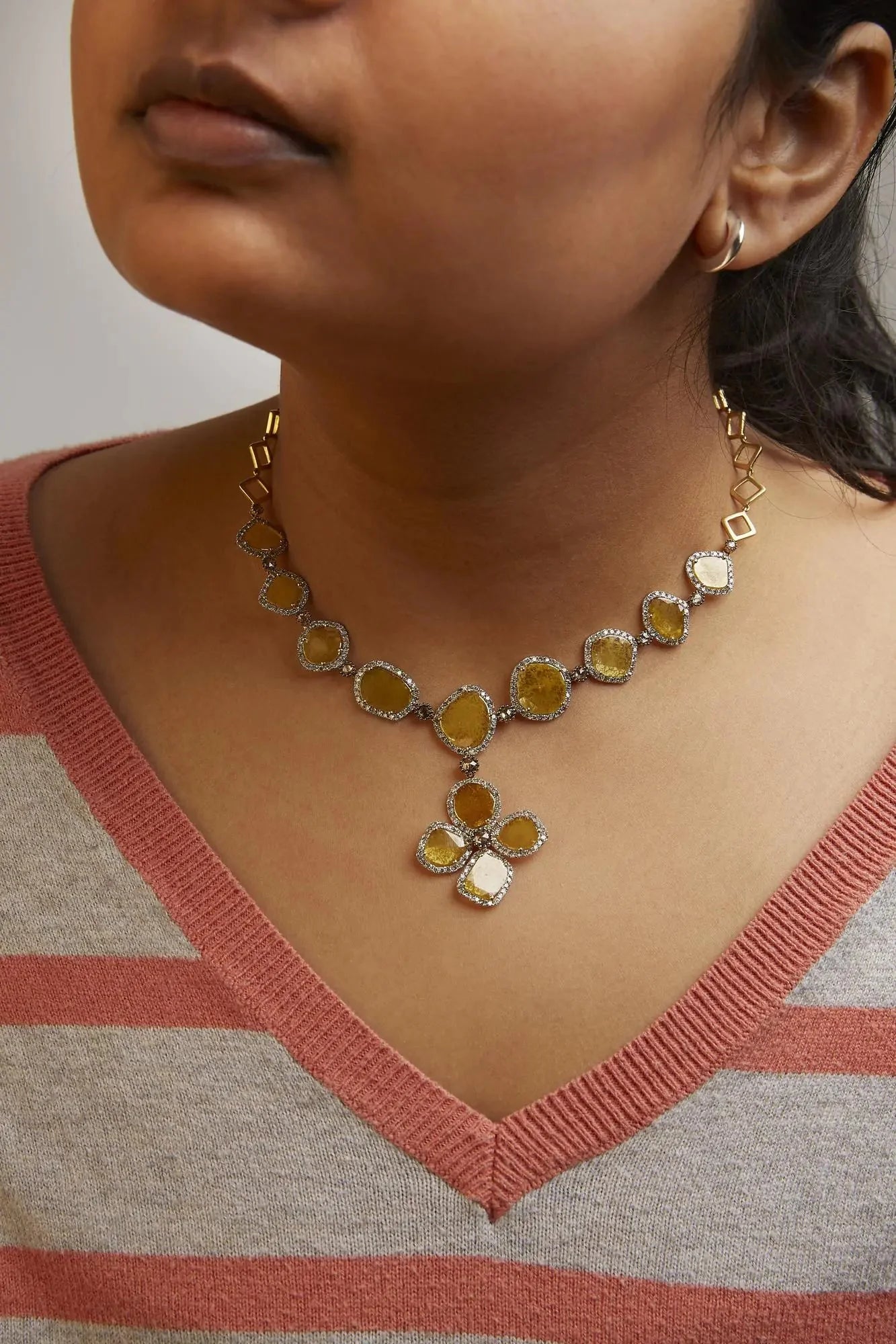 Collier en or jaune 14 carats avec pendentif en diamant jaune fancy en forme de trèfle