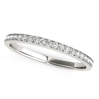 Anillo de boda de diamantes redondos con engaste de garra en oro blanco de 14k